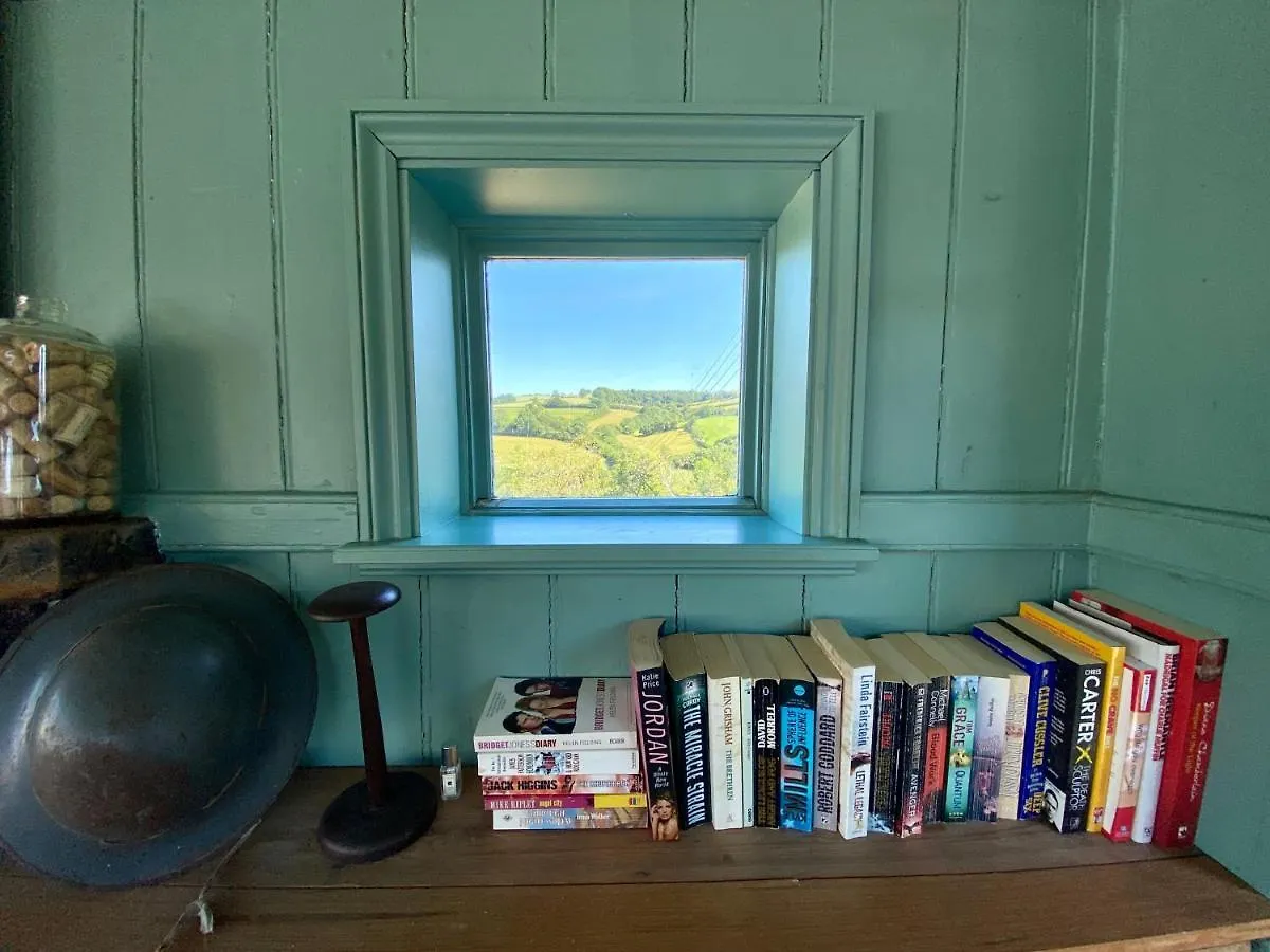 Holiday home Artist'S Retreat - Old Signal Box - Private Sauna Bath